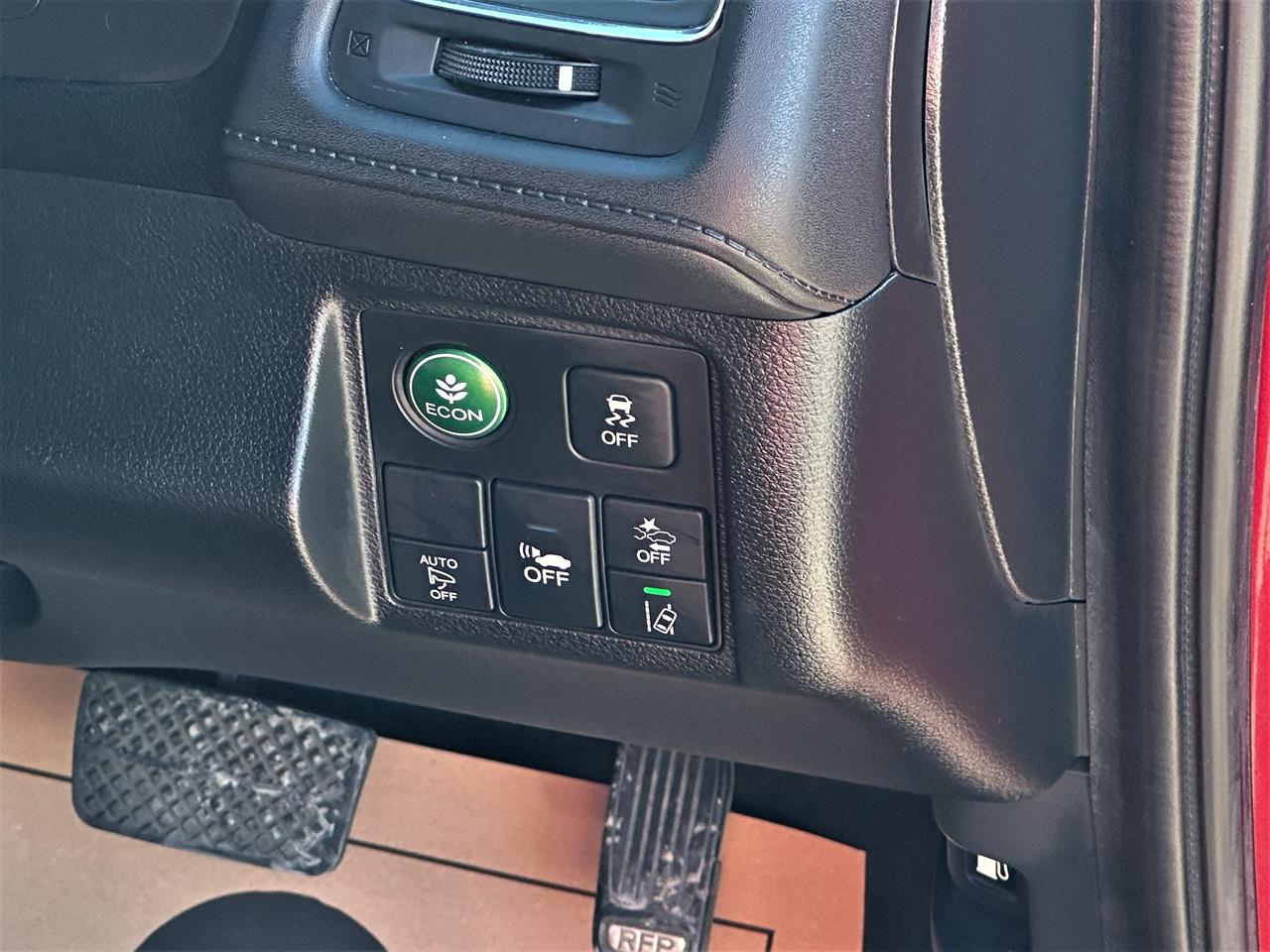 2016 Honda Vezel Hybrid.Rear camera.Cruise control. Carousel 8