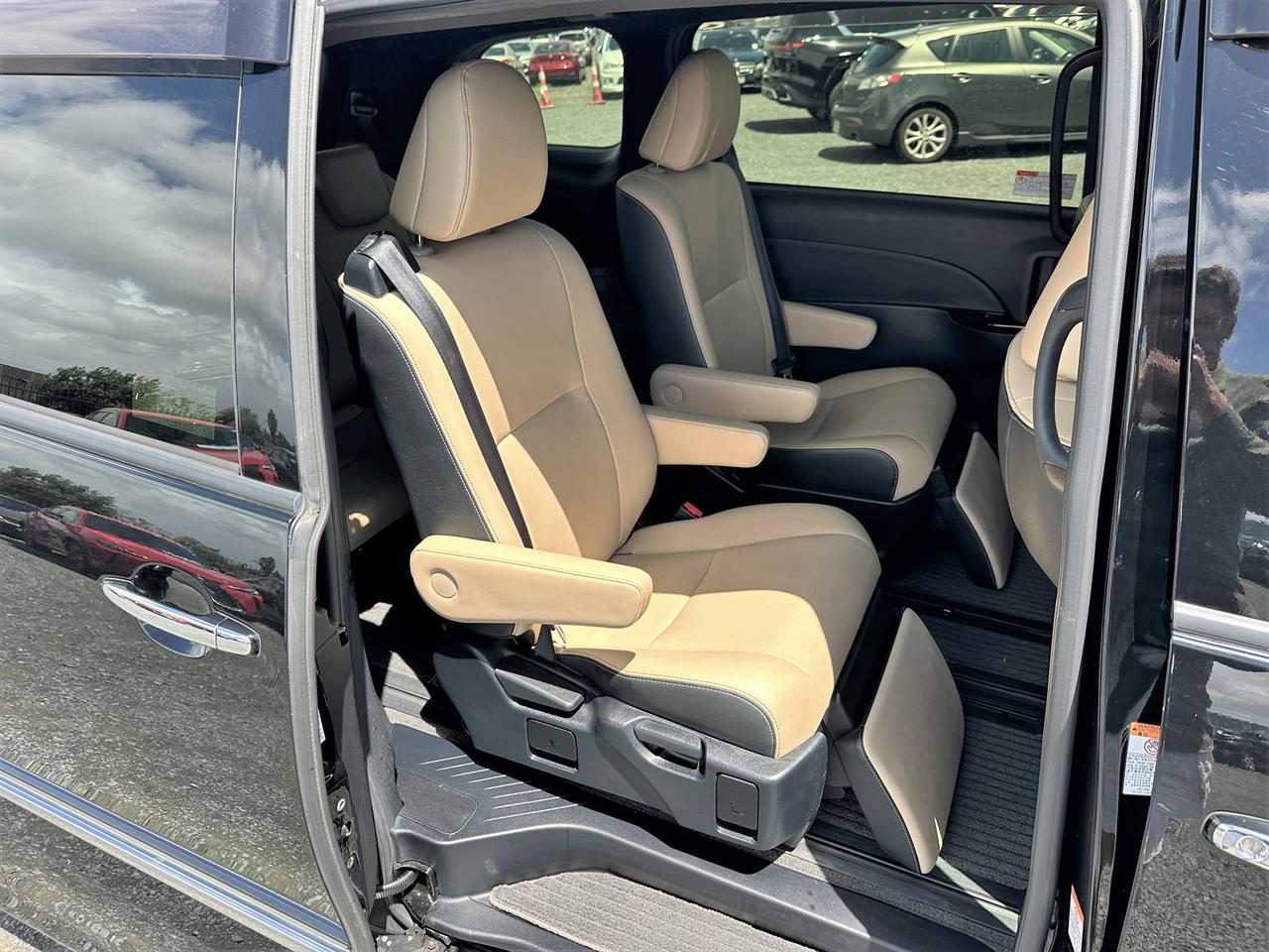2017 Toyota Estima Aeras.Leather.Safety radar.Cruise control.Lane assist.Rear cam. Carousel 2