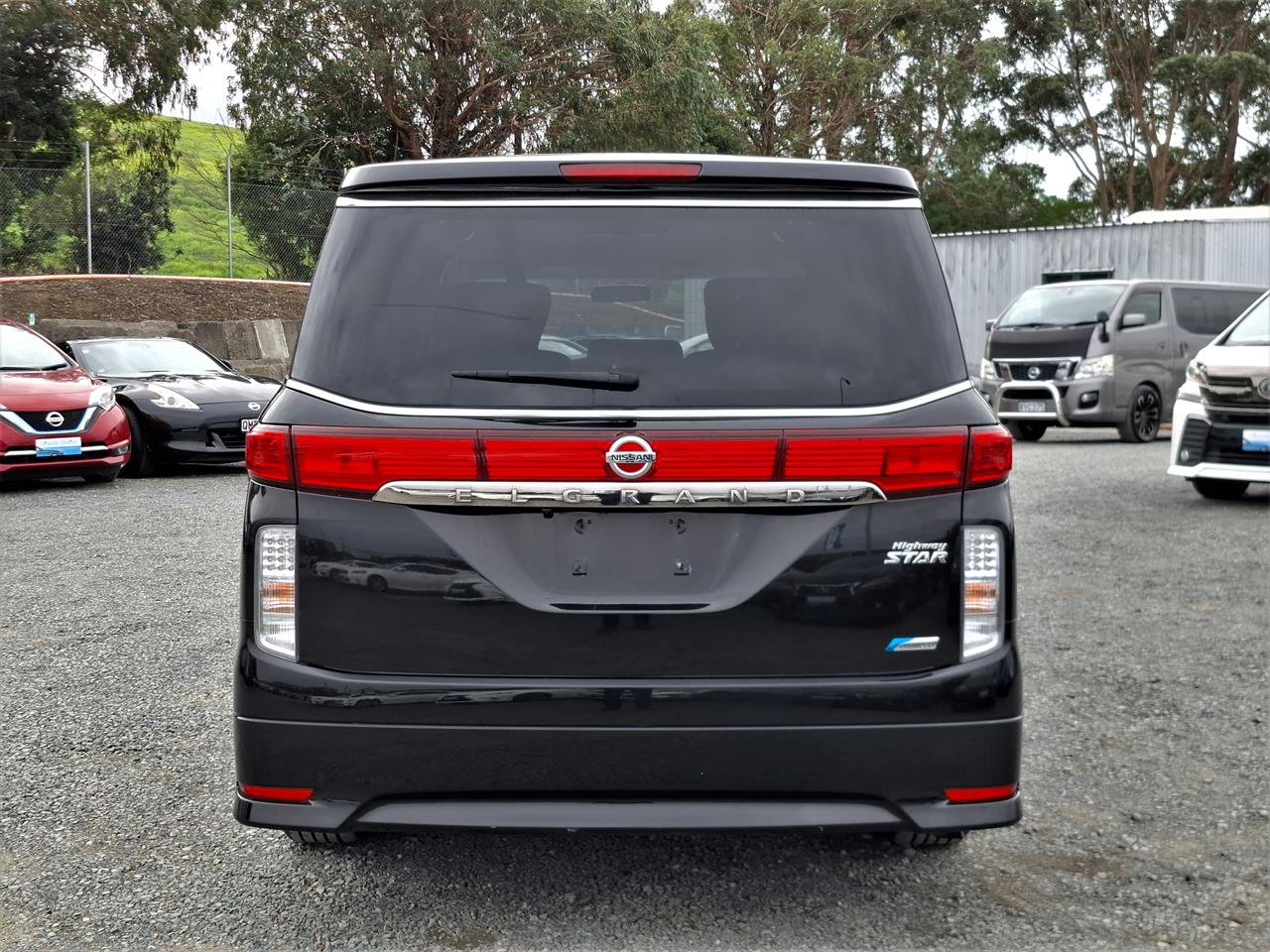 2013 Nissan Elgrand 250 Highway star.Rear camera.Button start. Carousel 15