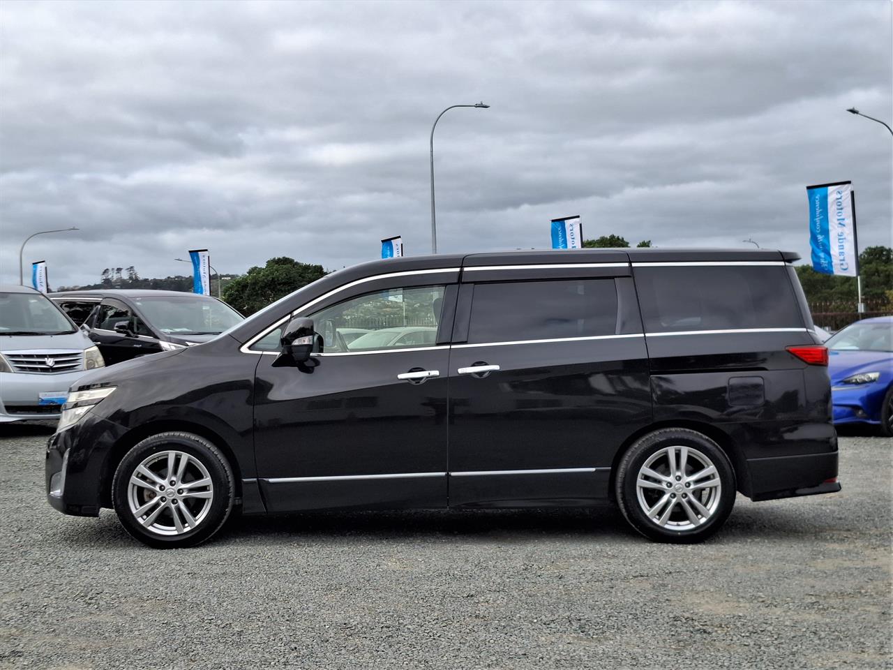 2013 Nissan Elgrand 250 Highway star.Rear camera.Button start. Carousel 13