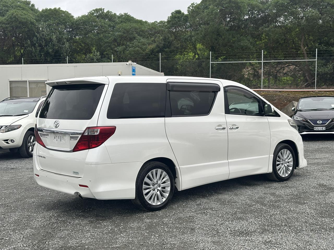 2013 Toyota Alphard 8 seater.Rear camera.Park sensors.Cruise control.8 SRS Airbags. Carousel 17