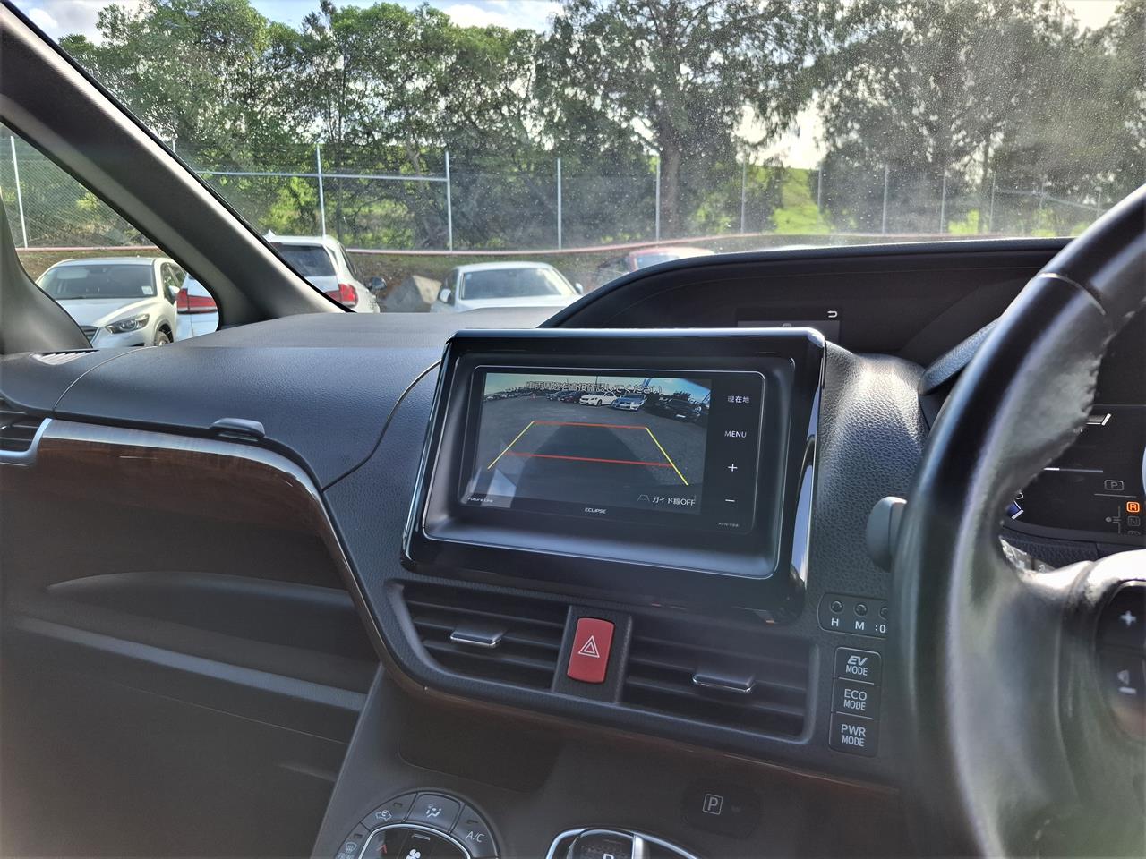 2015 Toyota Voxy HYBRID. 7 Seater.Cruise Control.Rear camera. Carousel 7