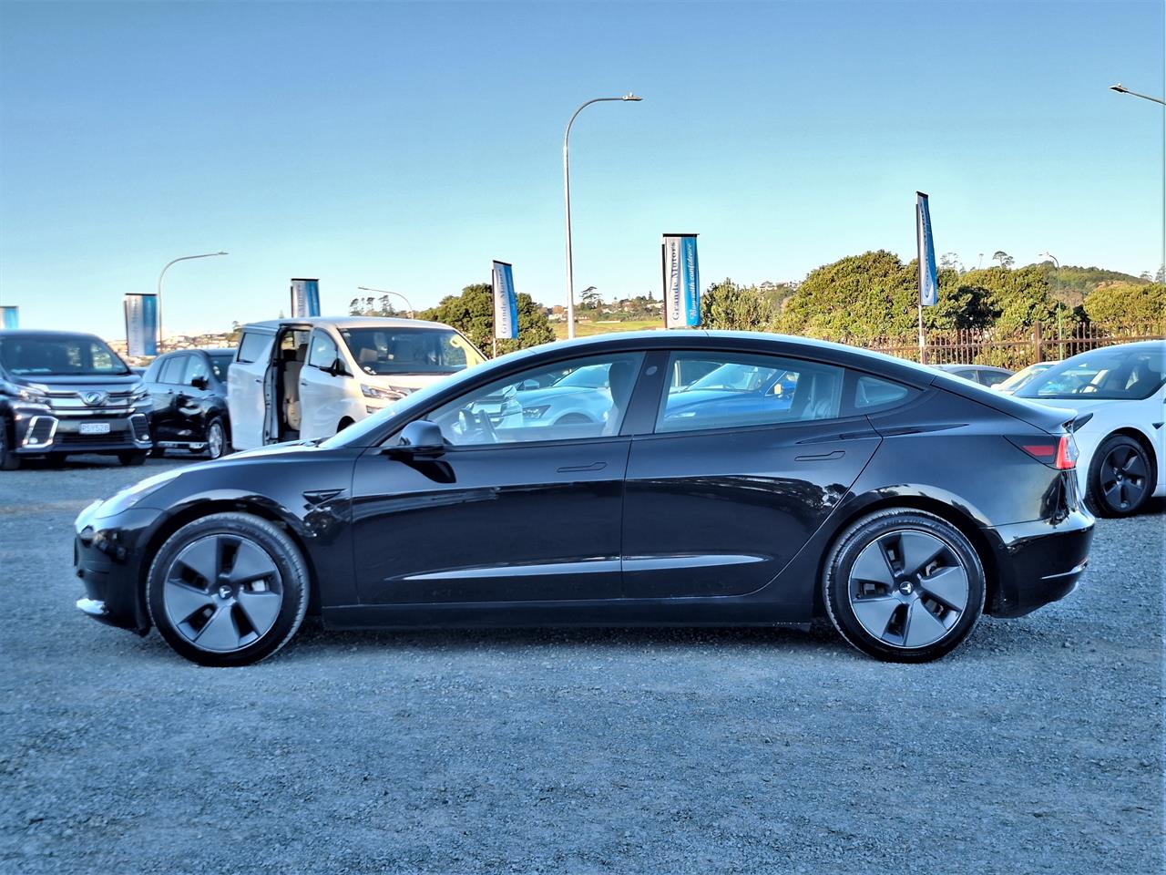 2021 Tesla Model 3 STANDARD RANGE PLUS. PANOROOF. Carousel 12