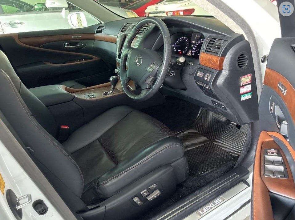 2012 Lexus LS 460 Transit SZ I Package Sun Roof Low km Carousel 6