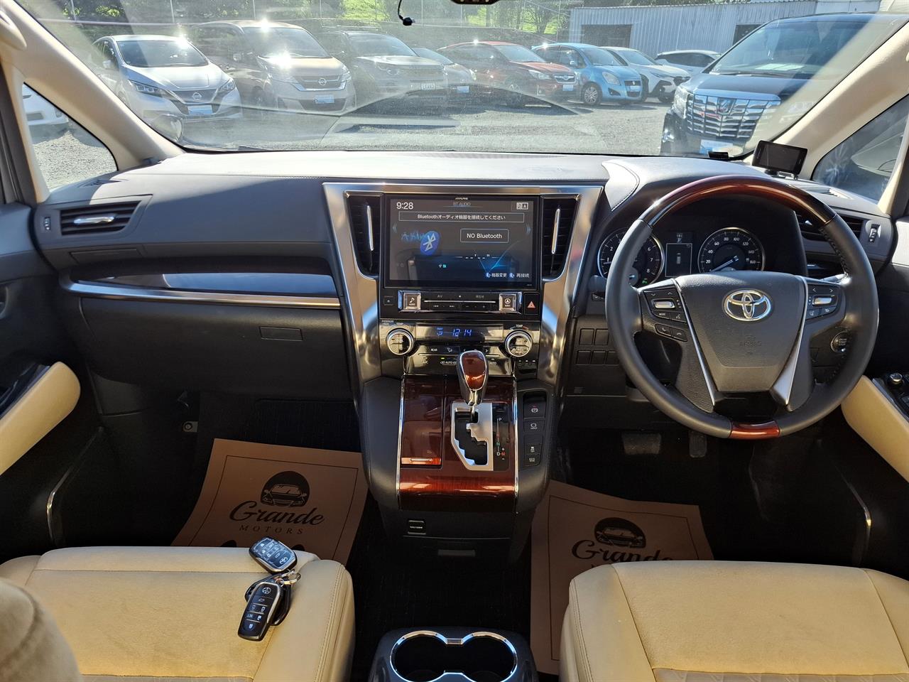 2016 Toyota Vellfire V spec.8 seats.Cruise control.Park sens.Alloys.8 Airbags. Carousel 7