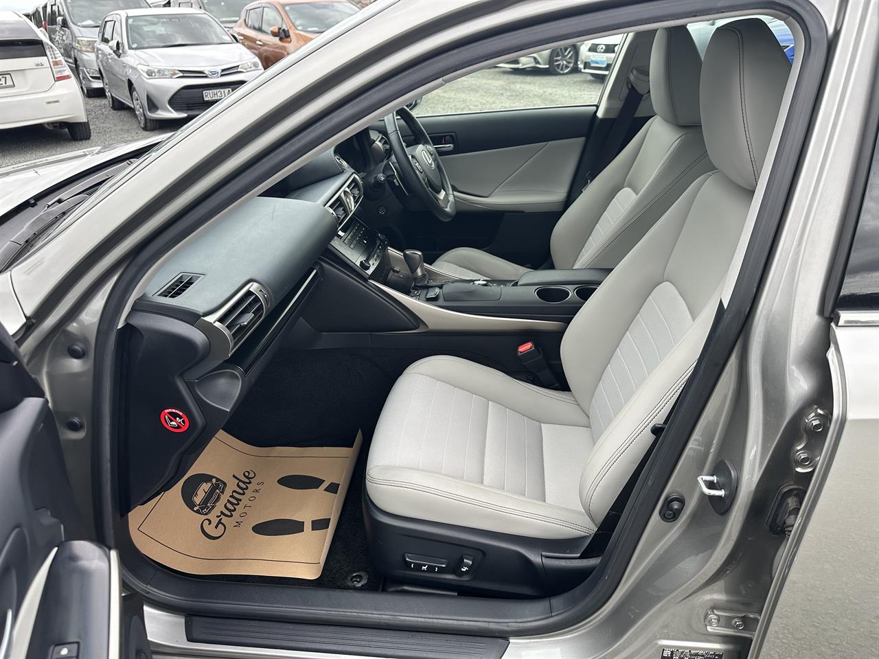2014 Lexus IS 300h Hybrid.Cruise control.Alarm.10 Airbags.Rear camera. Collage 1