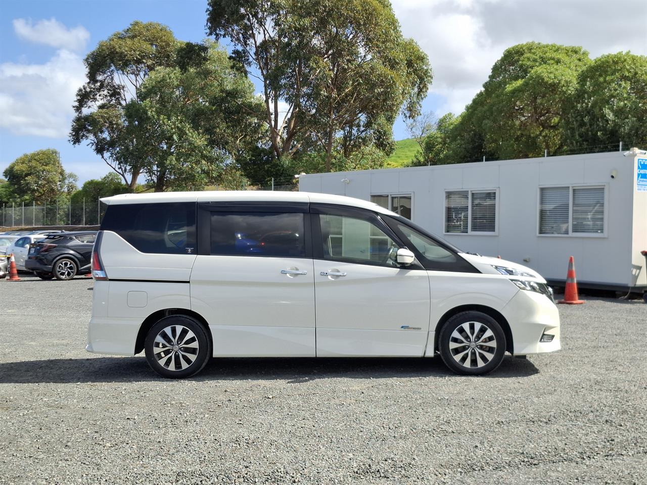 2017 Nissan Serena Highway star.Hybrid.Pro-pilot.Radar cruise.360°camera.Park sensors. Carousel 18