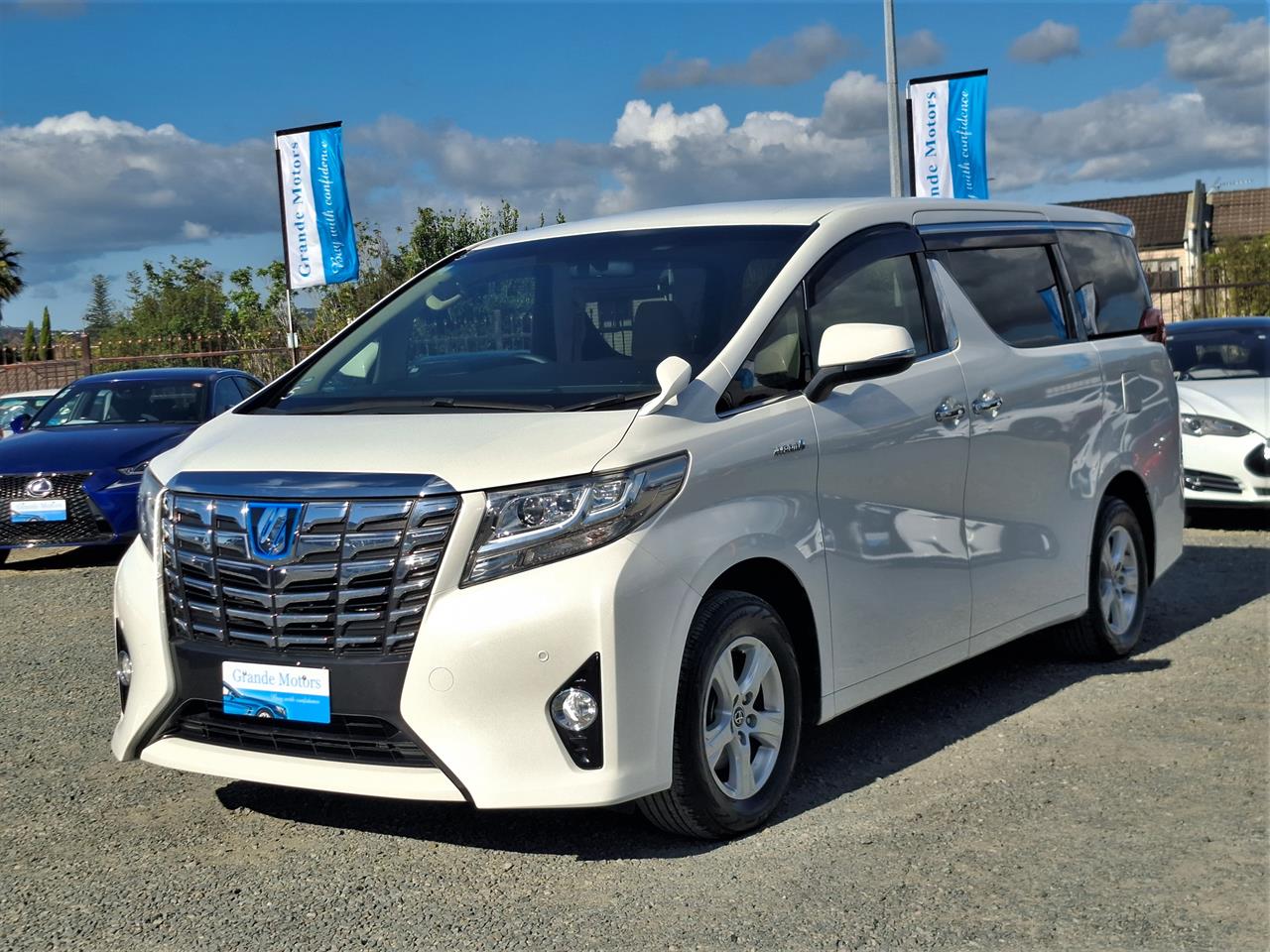 2017 Toyota Alphard Hybrid.Cruise control.Rear camera.Parking sensors. Carousel 13