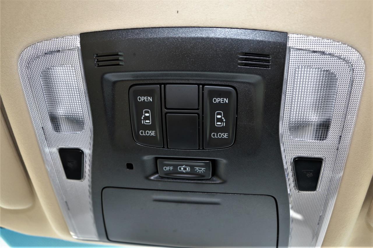 2017 Toyota Vellfire 8 seats.Rear camera.Park sensors.10 Airbags.Button start. Carousel 6