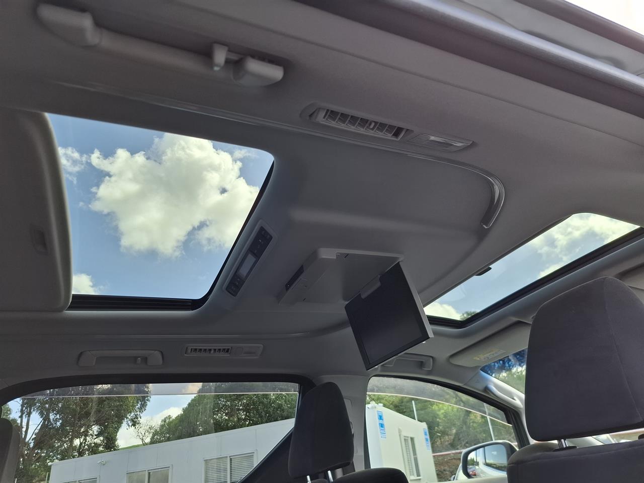 2016 Toyota Vellfire Z.Double sunroof.8 seater.Rear cam.Park sens.8 Airbags. Carousel 1