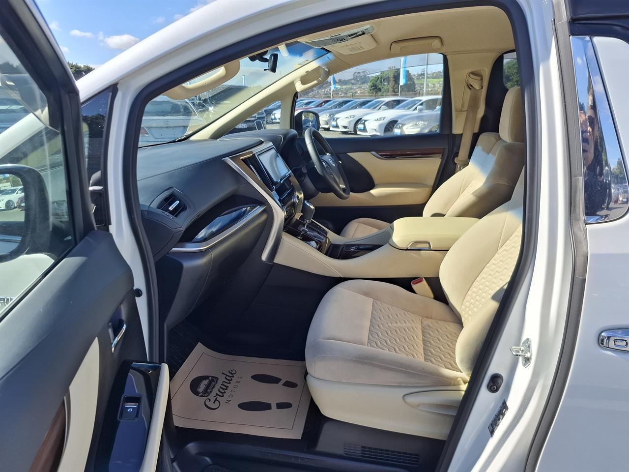 2017 Toyota Alphard Hybrid.Cruise control.Rear camera.Parking sensors. Carousel 6