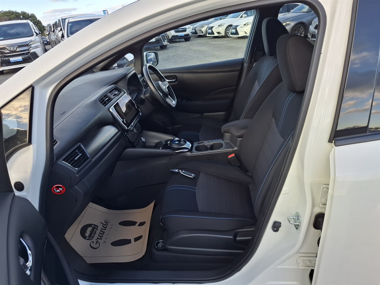 2022 Nissan Leaf 90.31% Soh G English display Grade 5 Carousel 11