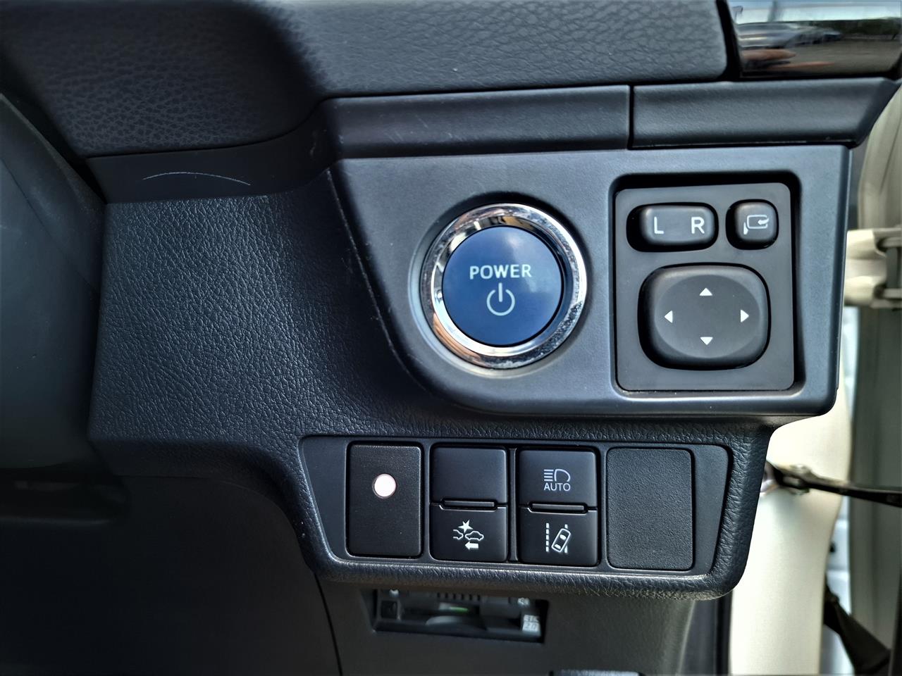 2017 Toyota Corolla Fielder.WXB.Hybrid.Safety radar.Lane assist.Rear camera.8 Airbags.Button start. Carousel 7