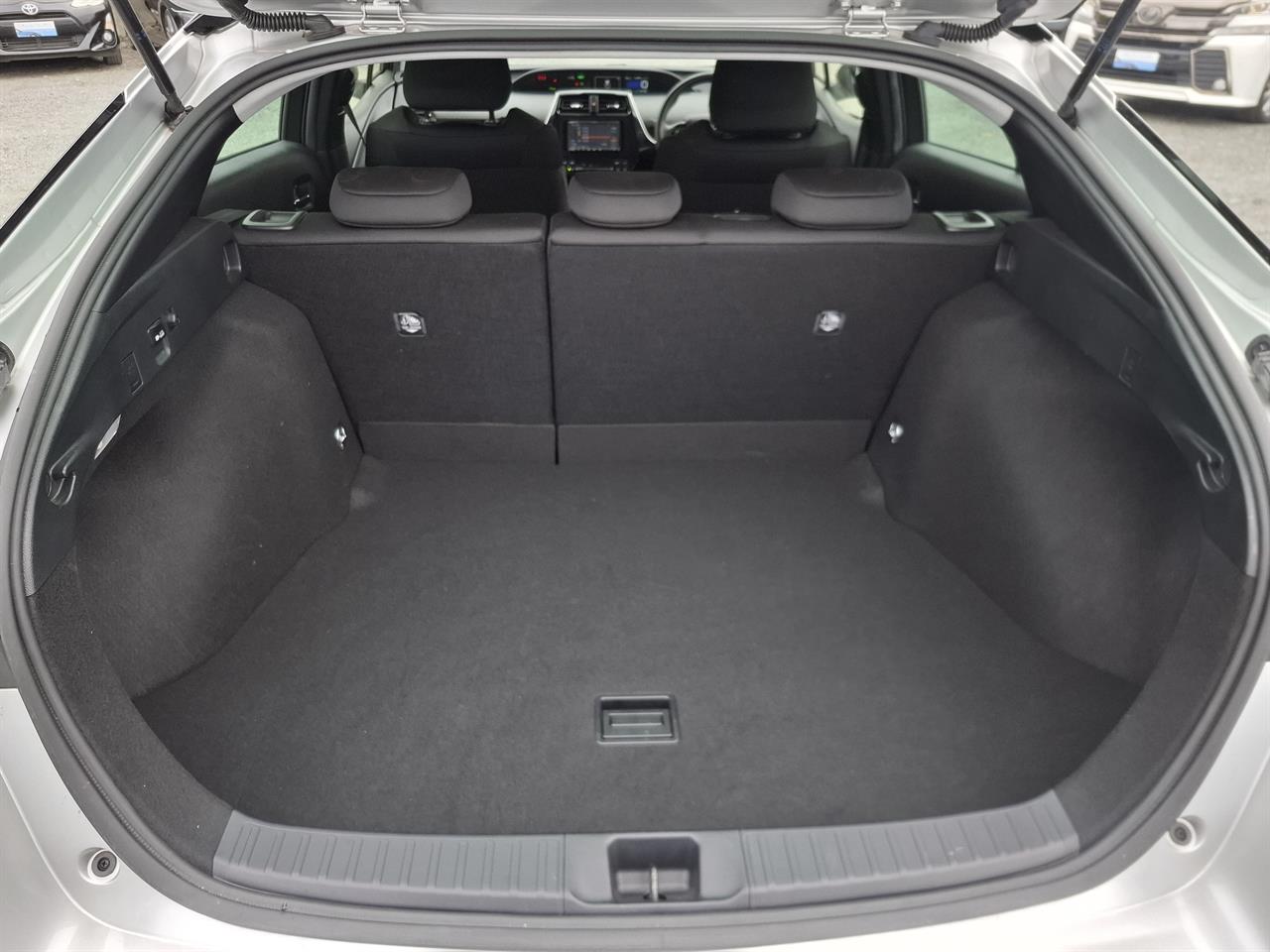 2020 Toyota Prius G.Radar cruise.Lane assist.Rear cam.Alarm.8 Airbags. Carousel 16