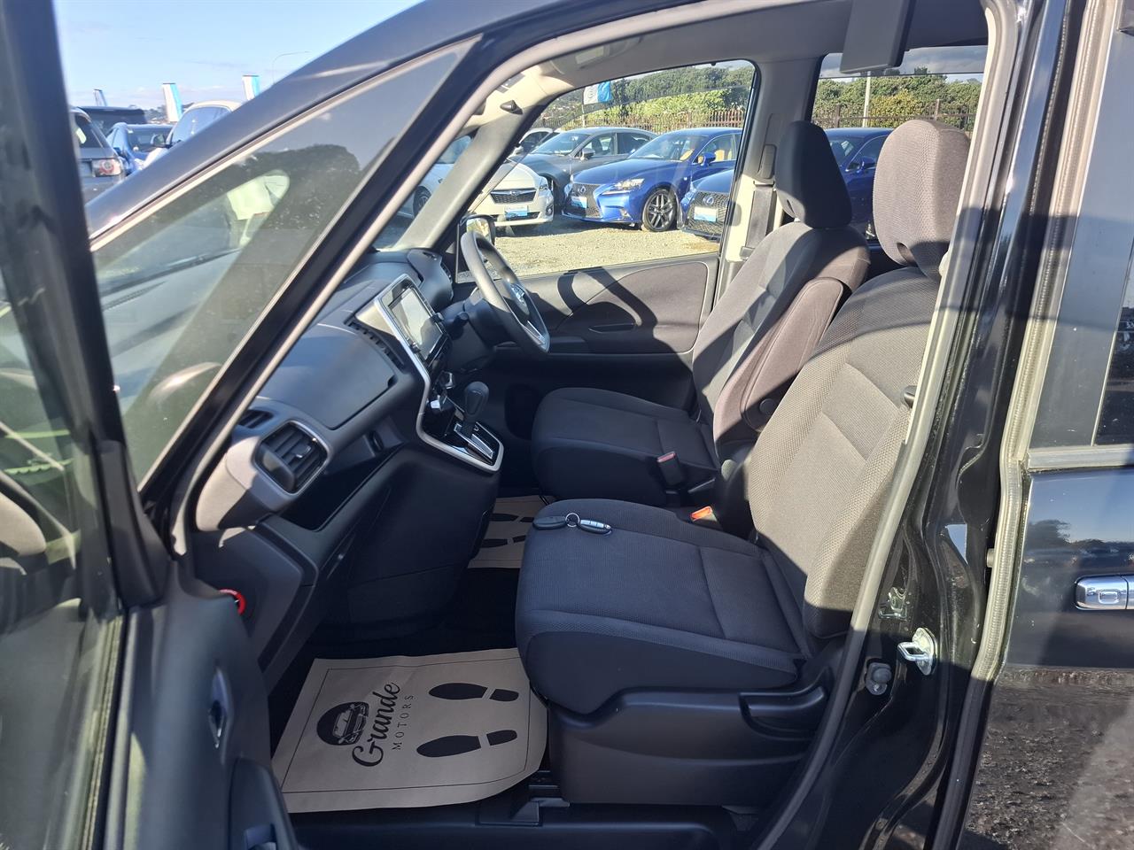2017 Nissan Serena Hybrid.8 seats.Rear cam.Cruise control. Carousel 4