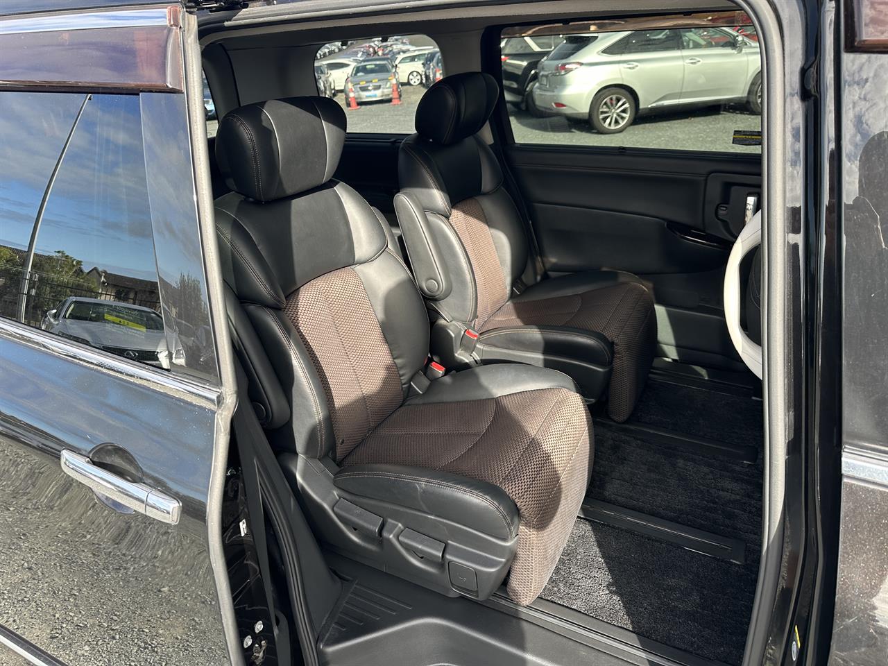 2012 Nissan Elgrand Highway star.Rear camera 7 Seats Carousel 1