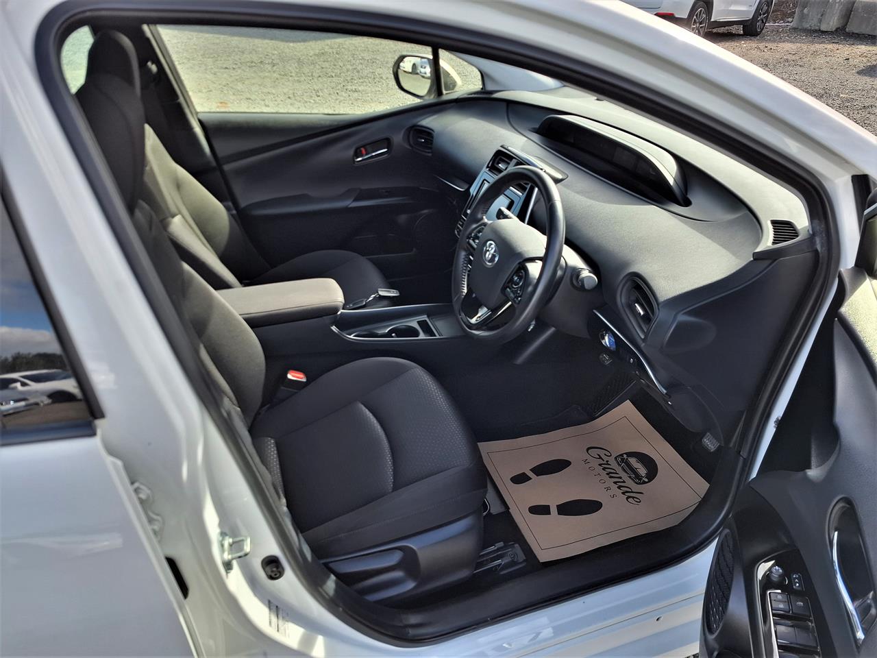 2020 Toyota Prius S.Radar cruise.Lane assist.Safety radar.Rear cam.8 Airbags. Carousel 1
