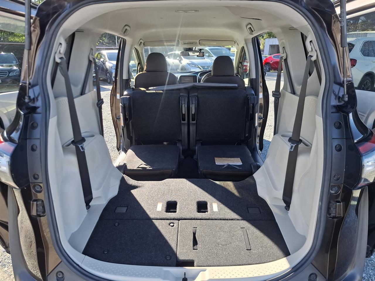 2016 Toyota Sienta Hybrid G.7 seats.Lane assist.Safety radar.Button start. Carousel 9