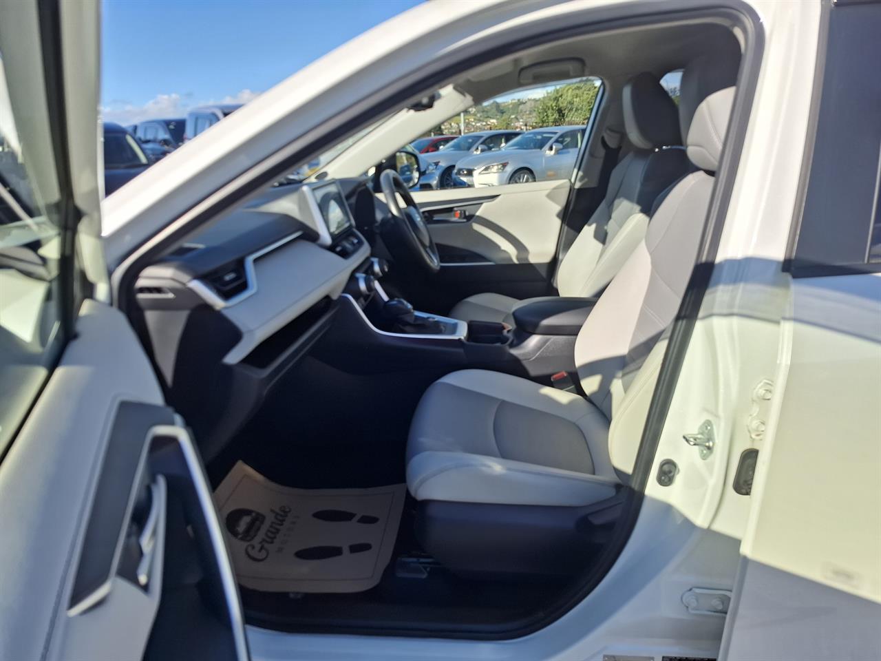 2020 Toyota RAV4 Hybrid.4WD.Leather.Lane assist.Radar cruise.Rear cam.Park sens.Alarm. Carousel 2