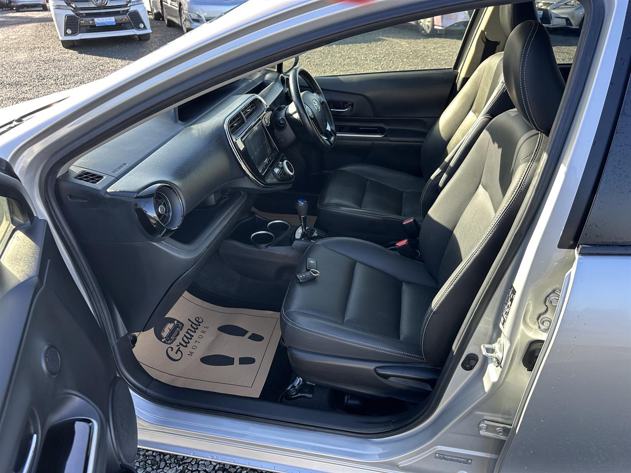 2018 Toyota Aqua G.Leather.8 Airbags.Cruise control.Lane assist.Safety radar. Carousel 3