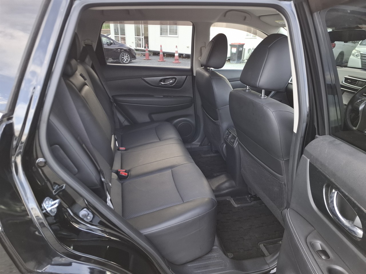 2016 Nissan X-Trail Leather. Rear camera.SRS Airbags. Carousel 2