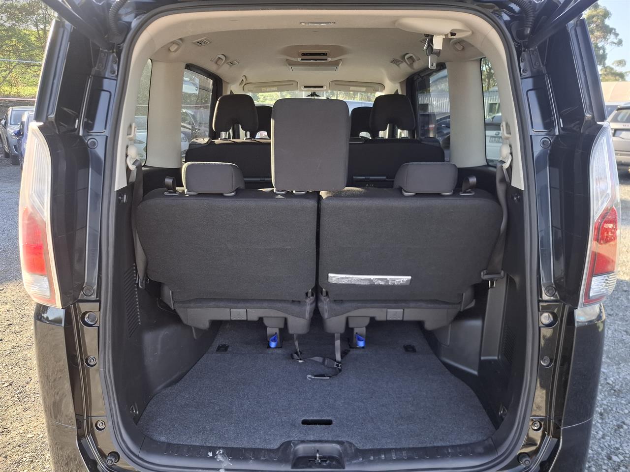 2017 Nissan Serena Hybrid.8 seats.Rear cam.Cruise control. Carousel 18