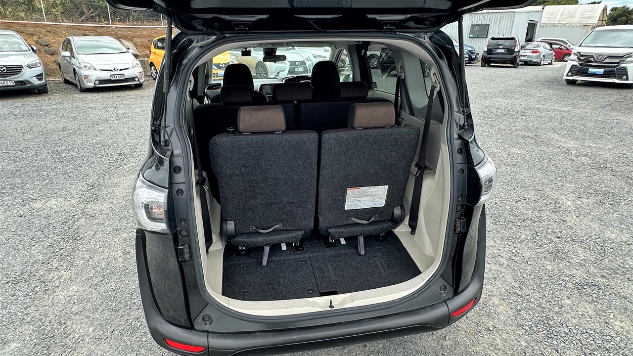 2017 Toyota Sienta Hybrid G.7 seats.Lane assist.Safety radar.Button start.Alloys Carousel 16