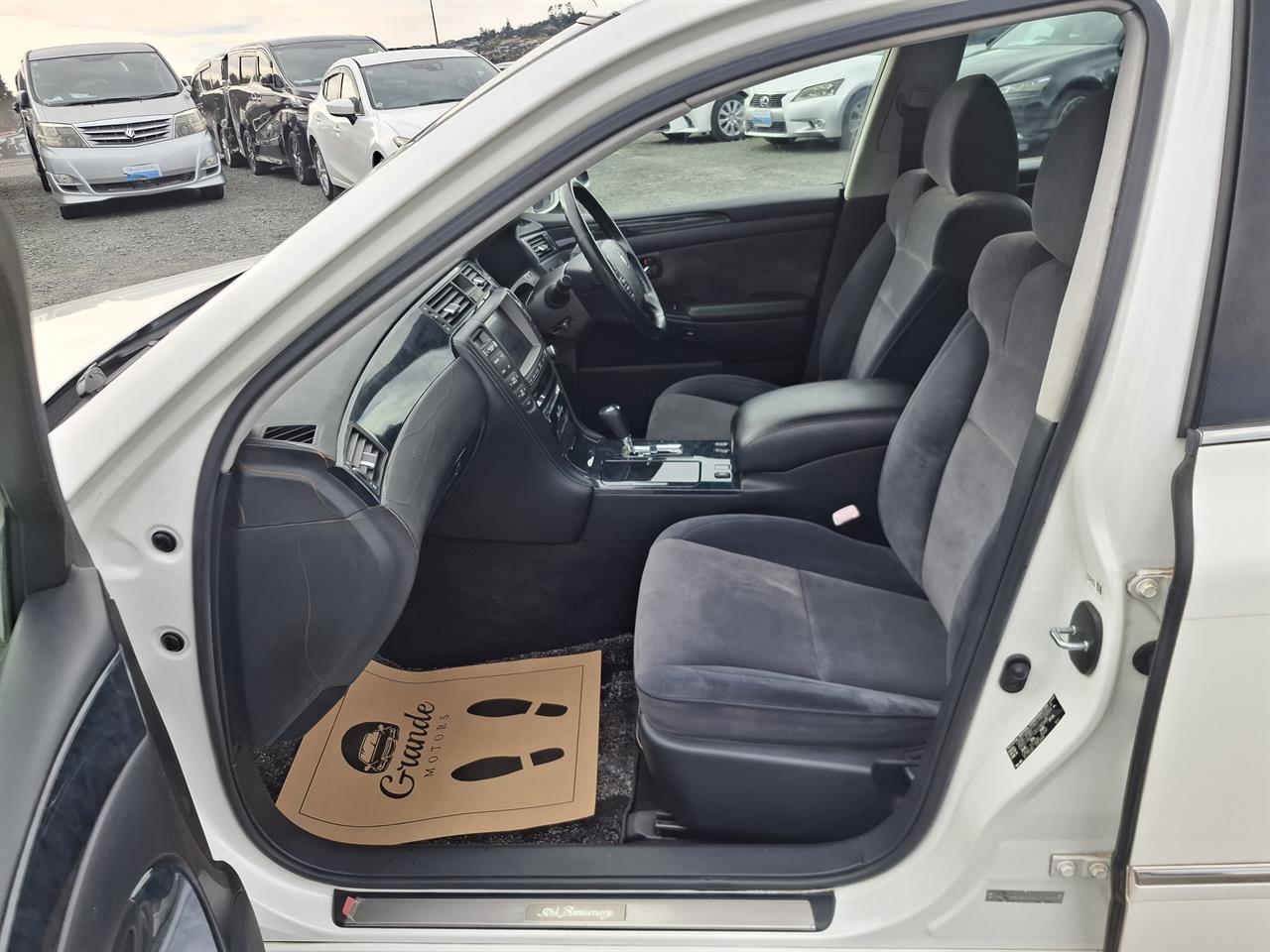 2005 Toyota Crown Athlete.Sunroof.Cruise control.LOW KM. Carousel 3