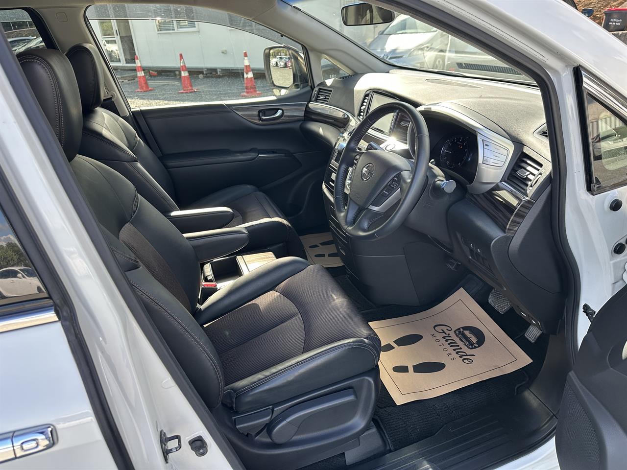 2016 Nissan Elgrand Highway star.Cruise control.Rear cam.Alarm.8 Airbags. Carousel 1
