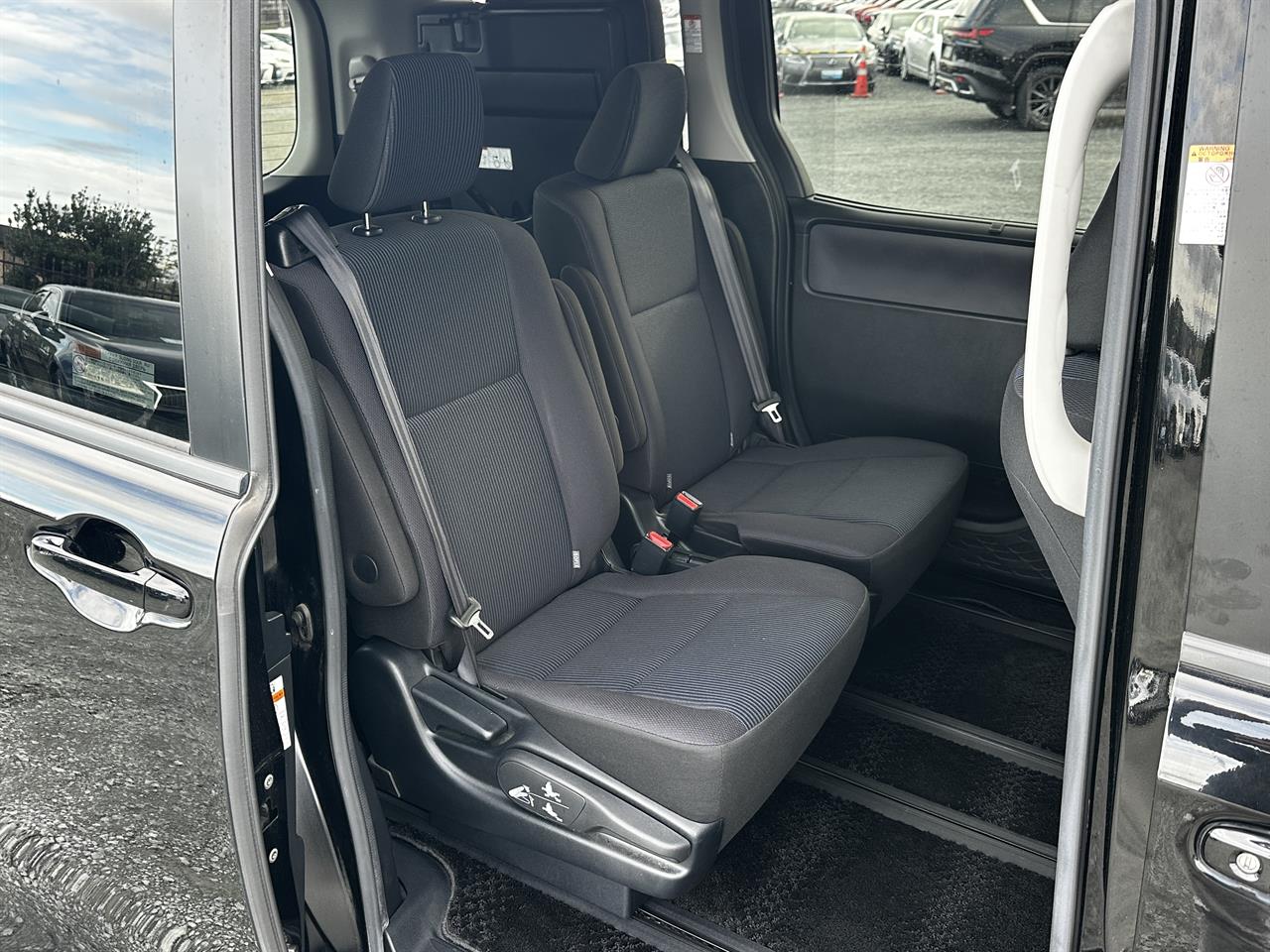 2017 Toyota Voxy Hybrid.Safety radar.Lane assist.Rear cam.Electic doors. Carousel 4