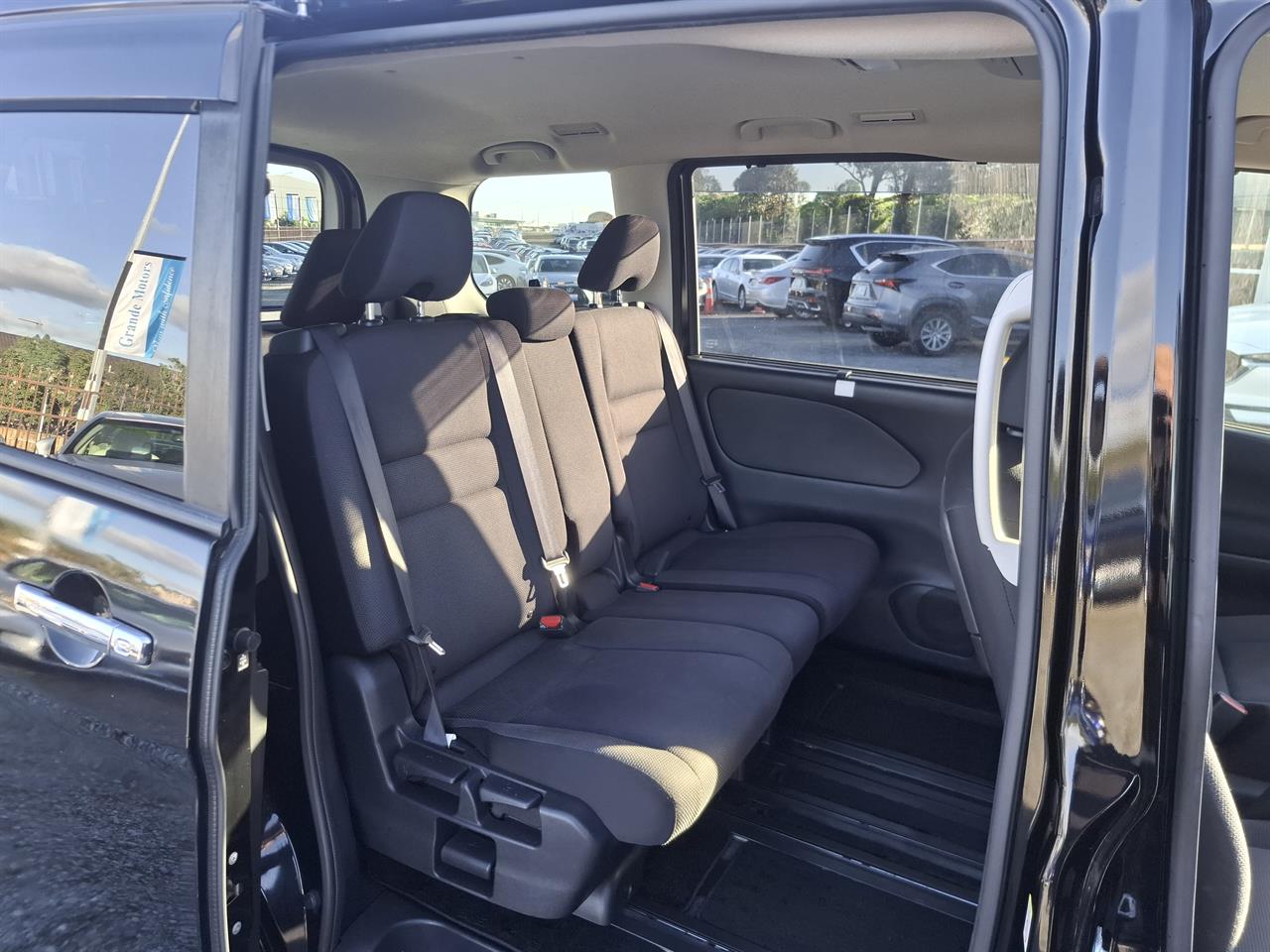 2017 Nissan Serena Hybrid.8 seats.Rear cam.Cruise control. Carousel 2