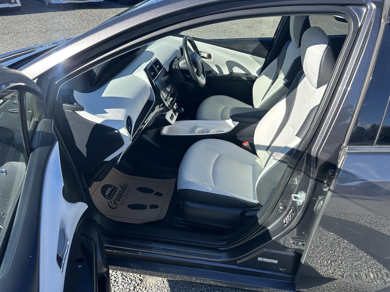 2018 Toyota Prius G.Leather.HUD.Radar cruise.Lane assist.Park sens.Alarm.8 Airbags. Carousel 2