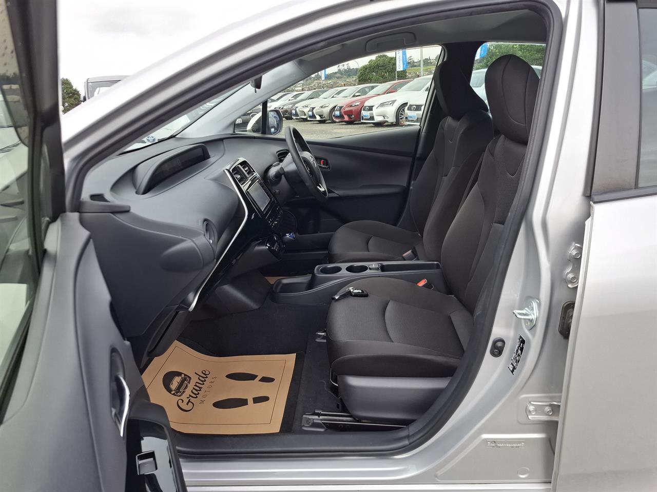 2019 Toyota Prius S.Radar cruise.Lane assist.Safety radar.Rear cam.8 Airbags. Carousel 3
