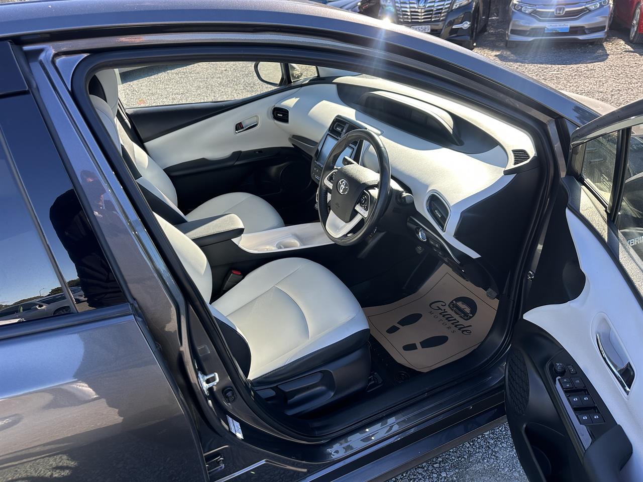 2018 Toyota Prius G.Leather.HUD.Radar cruise.Lane assist.Park sens.Alarm.8 Airbags. Carousel 19