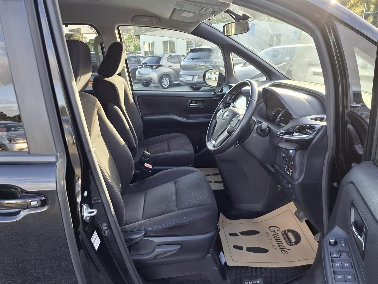 2014 Toyota Voxy Hybrid.Cruise control.Rear camera.7 seater.SRS Airbags. Carousel 3