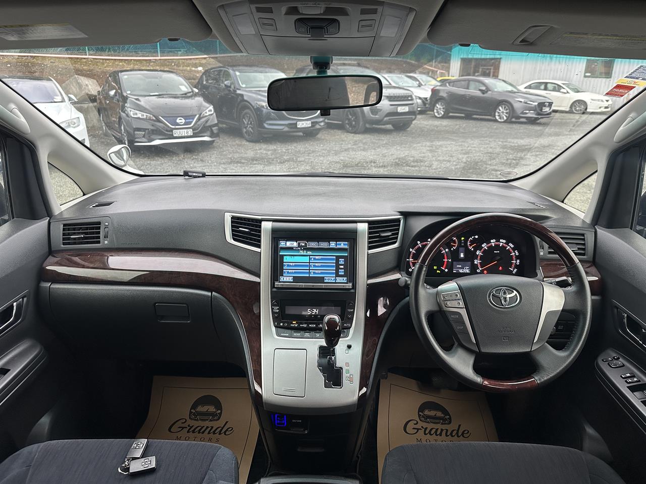 2013 Toyota Alphard 8 seater.Rear camera.Park sensors.Cruise control.8 SRS Airbags. Carousel 7