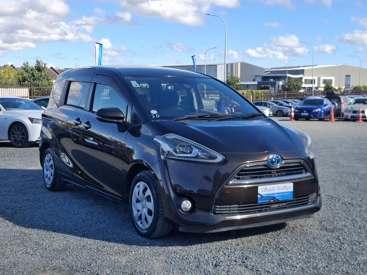 2016 Toyota Sienta Hybrid G.7 seats.Lane assist.Safety radar.Button start. Carousel 11
