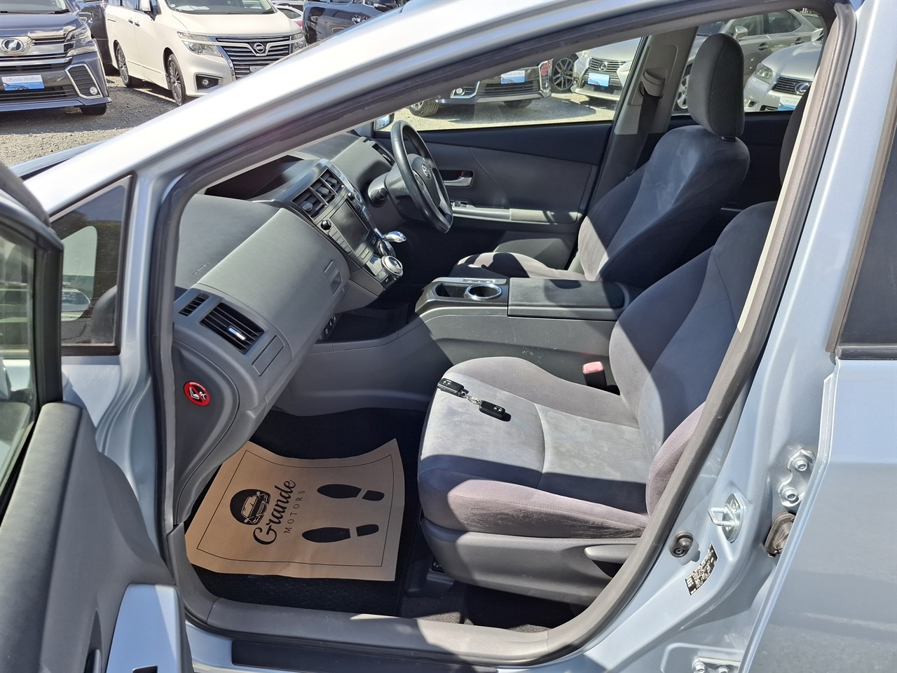 2013 Toyota Prius Alpha S.7 seater.Rear camera.8 Airbags. Carousel 3