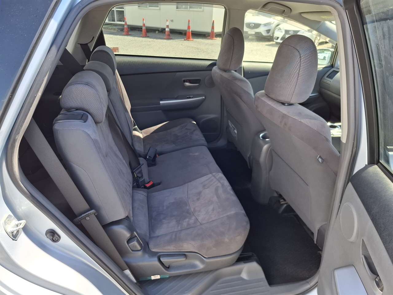 2013 Toyota Prius Alpha S.7 seater.Rear camera.8 Airbags. Carousel 6