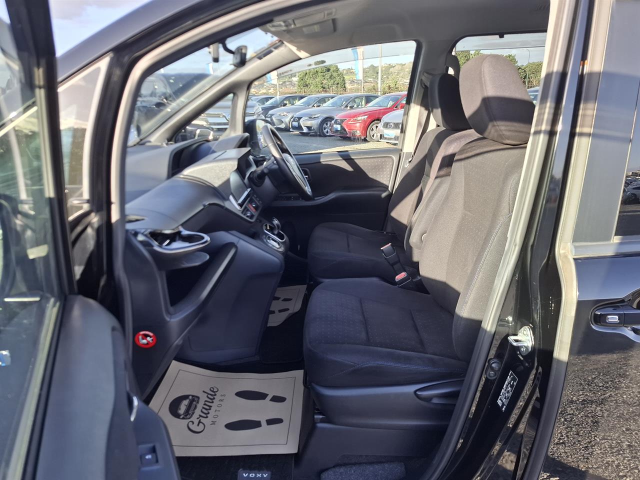 2014 Toyota Voxy Hybrid.Cruise control.Rear camera.7 seater.SRS Airbags. Carousel 5
