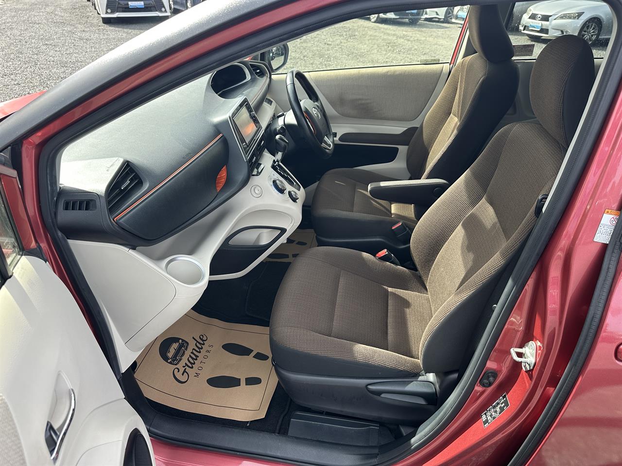 2018 Toyota Sienta Hybrid G.7 seats.Lane assist.Safety radar.Button start. Carousel 4