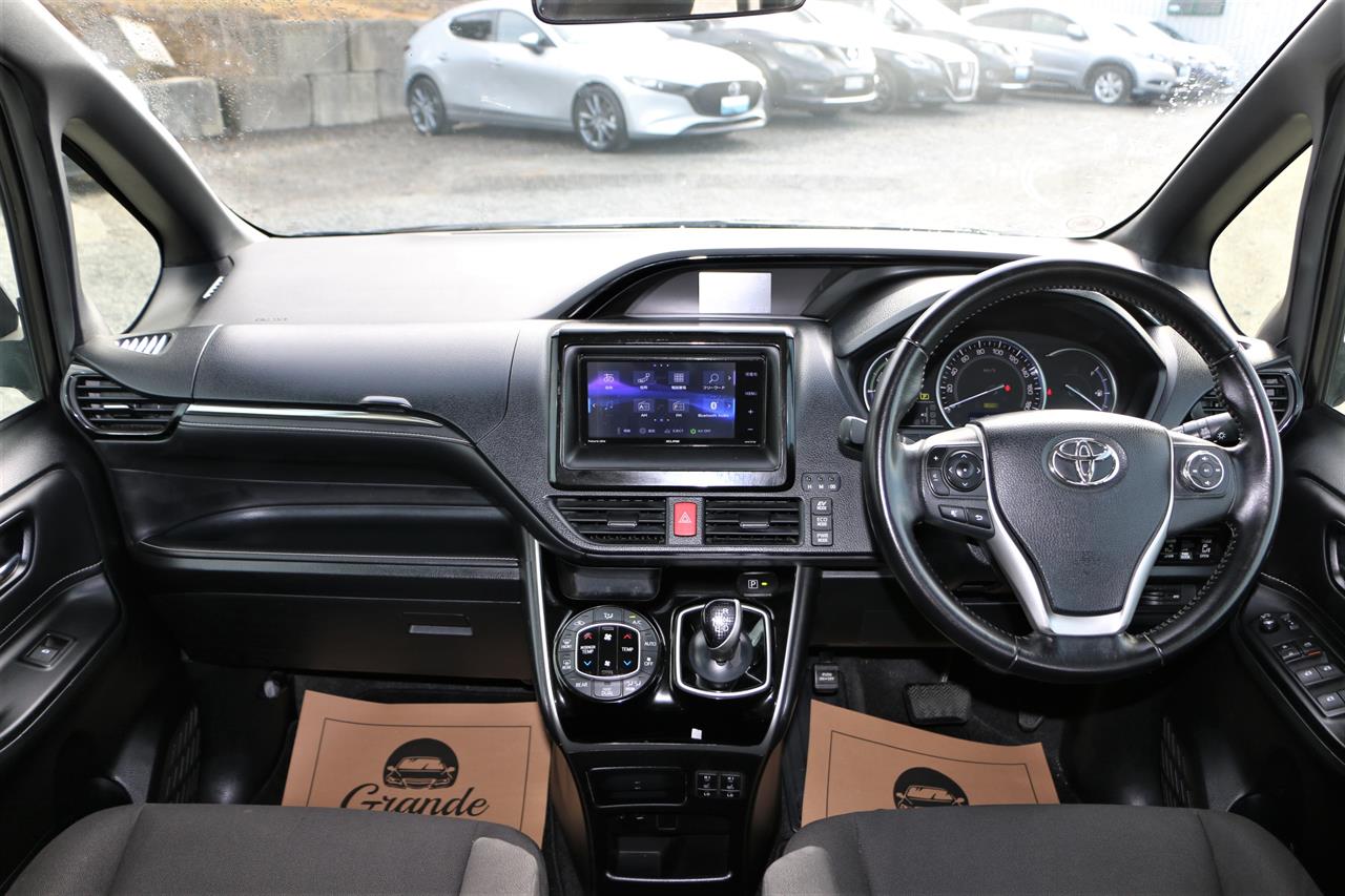2016 Toyota ESQUIRE Hybrid.7 seats.Electric doors.Button start.New tires. Carousel 5