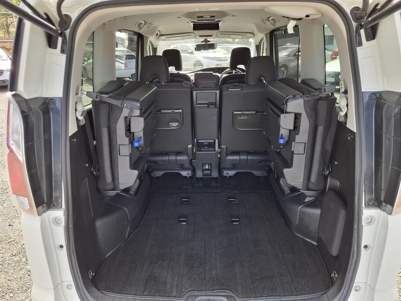 2017 Nissan Serena Highway star.Hybrid.Pro-pilot.Radar cruise.360°camera.Park sensors. Carousel 1