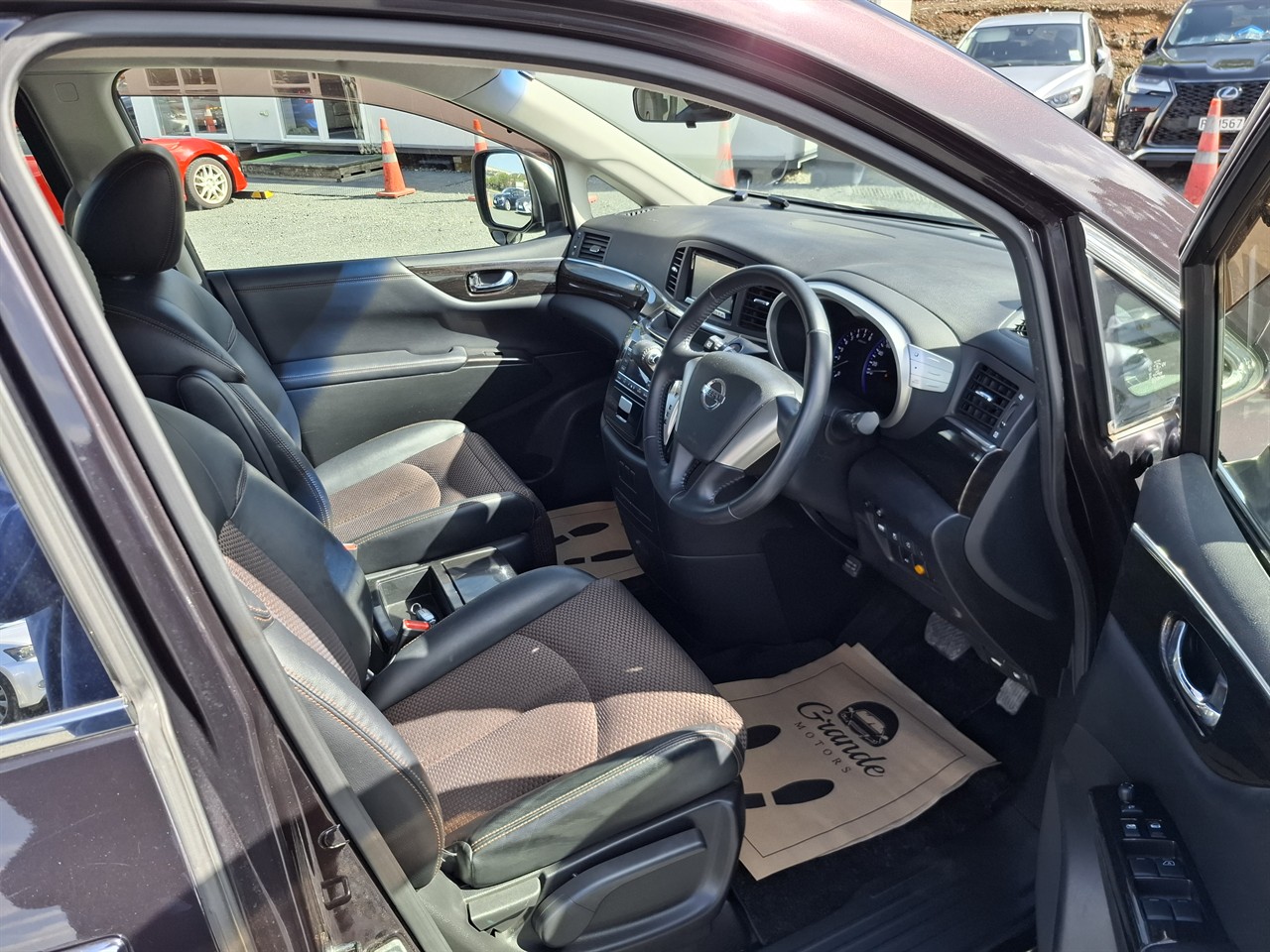 2012 Nissan Elgrand Highway star.Rear camera 7 Seats Carousel 2