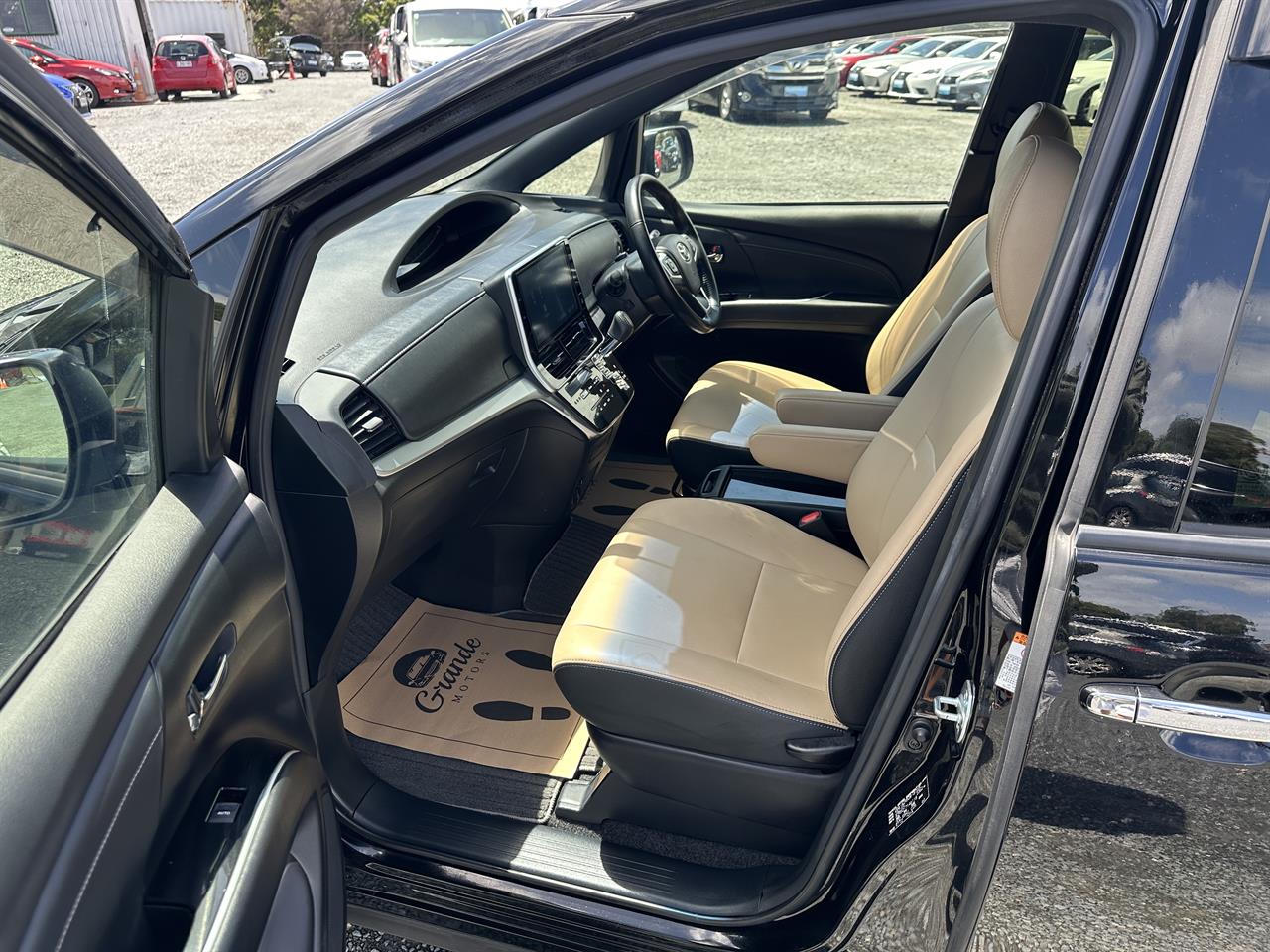 2017 Toyota Estima Aeras.Leather.Safety radar.Cruise control.Lane assist.Rear cam. Carousel 3