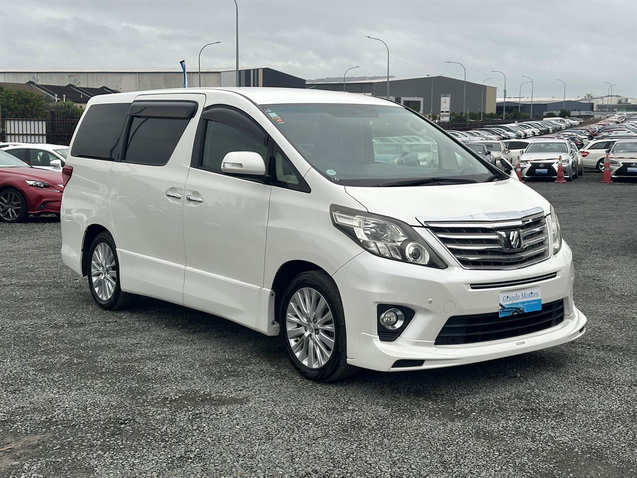 2013 Toyota Alphard 8 seater.Rear camera.Park sensors.Cruise control.8 SRS Airbags.