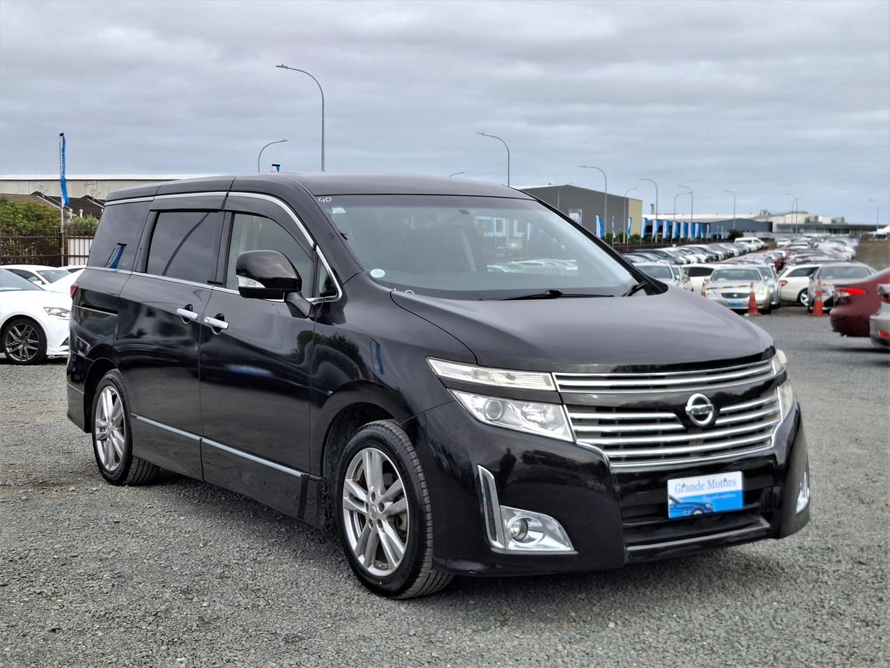 2013 Nissan Elgrand 250 Highway star.Rear camera.Button start.