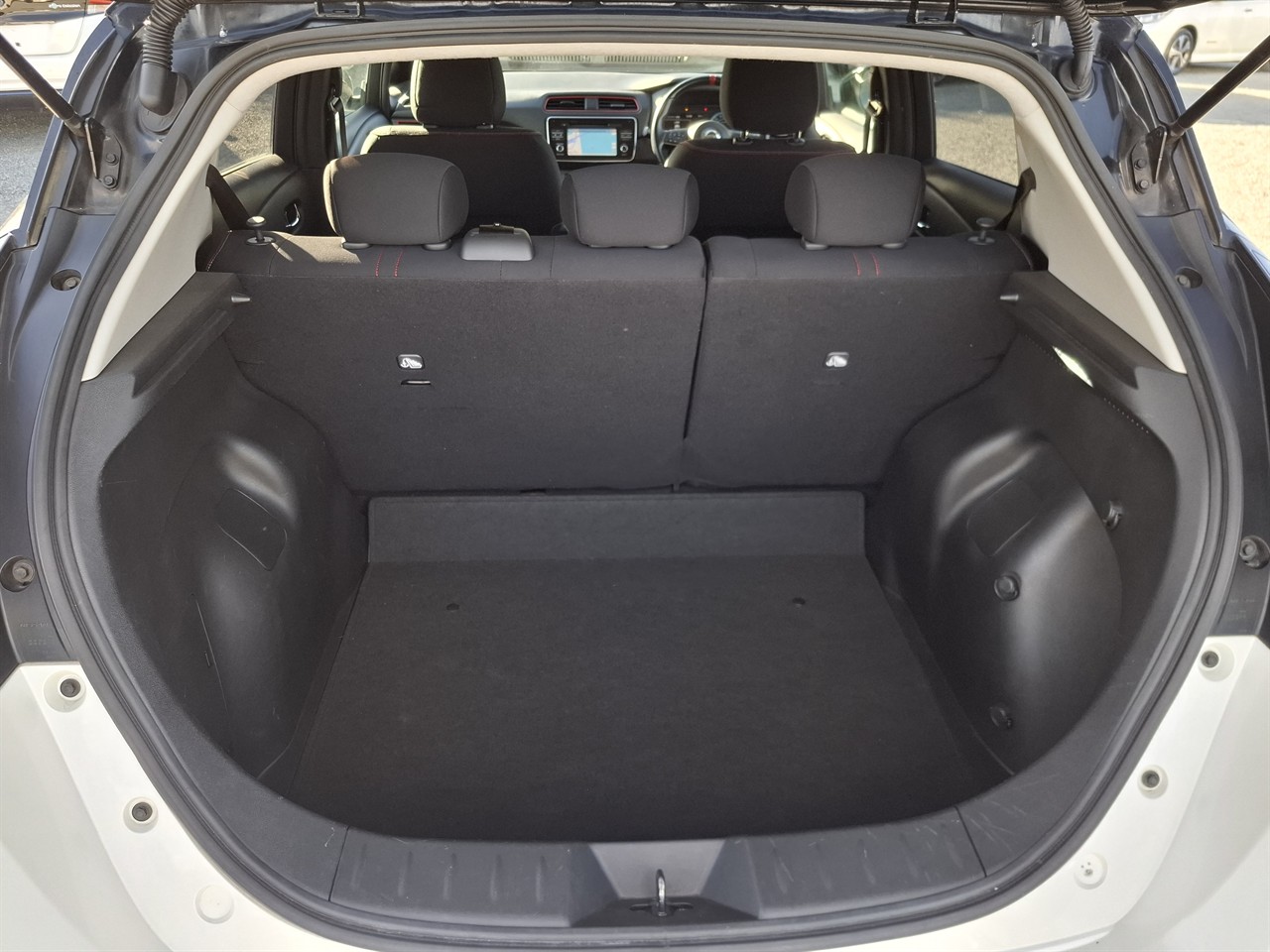 2019 Nissan Leaf Nissmo 85,87% Soh Grade 4,5 Carousel 1