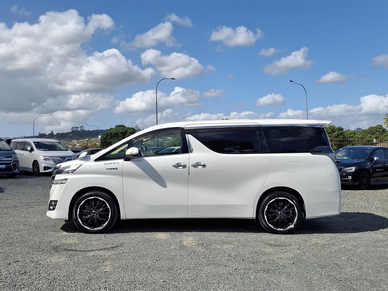 2016 Toyota Vellfire Hybrid.Radar cruise.Rear camera.Park sens.8 Airbags. Carousel 14