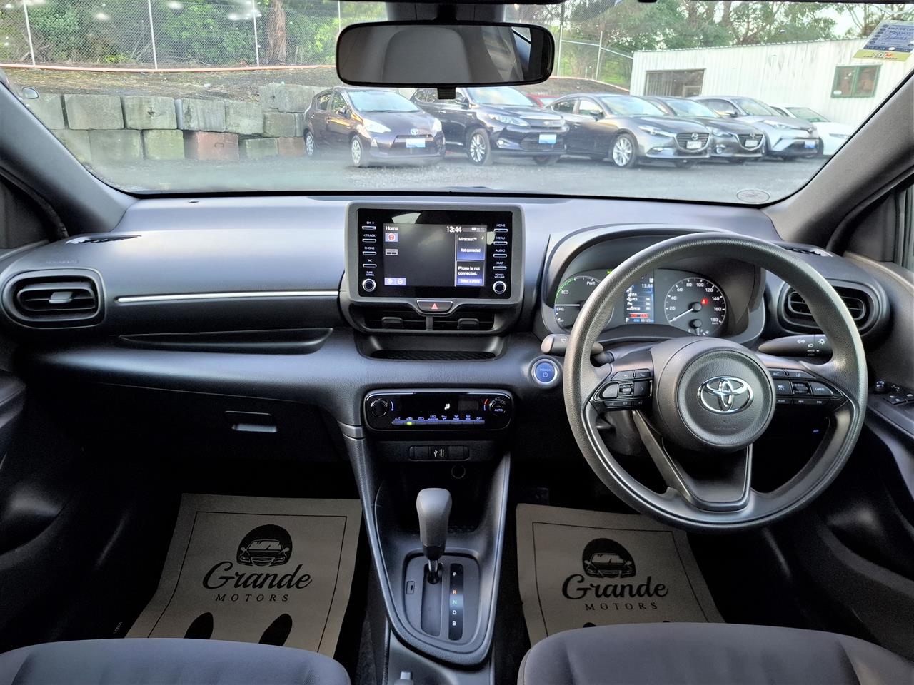 2022 Toyota Yaris Hybrid.Radar cruise.Lane assist.Park sensors.Alarm.Button start. Carousel 4